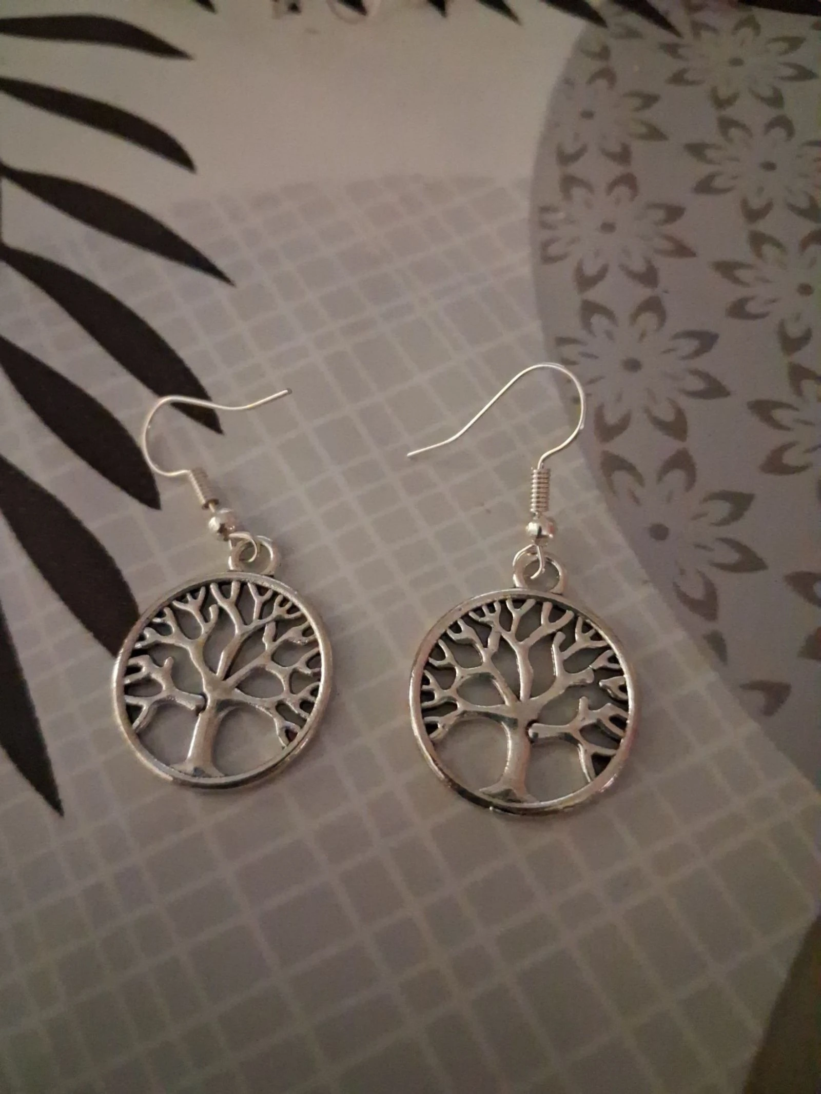 Boucles d'oreilles rondes à l'intérieur un arbre de vie